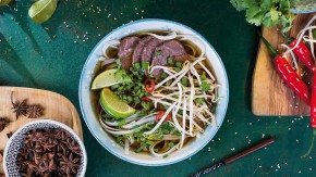 Vietnamská polievka Pho s ryžovými rezancami a hovädzím mäsom